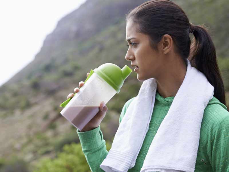 چگونه شیک پروتئین باعث کاهش وزن و کاهش چربی شکم می شود؟