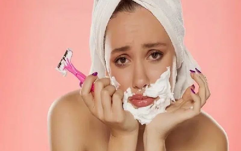 چه غذاهایی باعث افزایش موهای زائد می‌شود؟