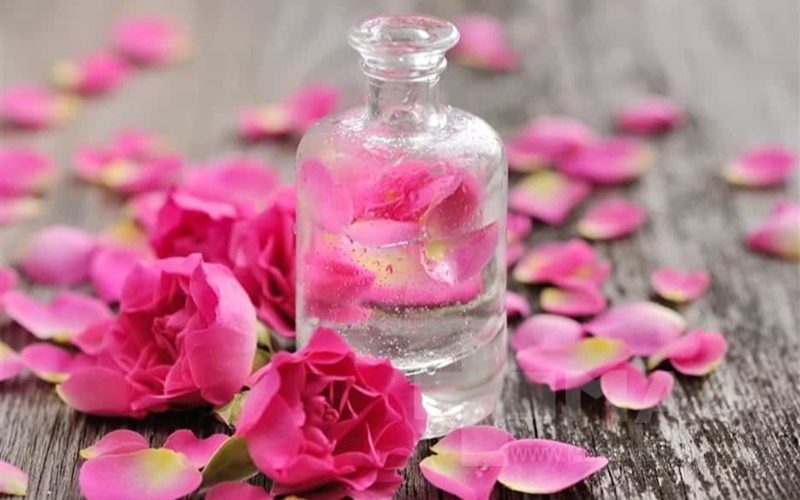 پایین آوردن تب کودک با گلاب